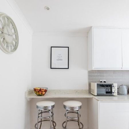 Gorgeous Modern Apartment Near Redhill Station Inc Private Garden & Parking Екстериор снимка