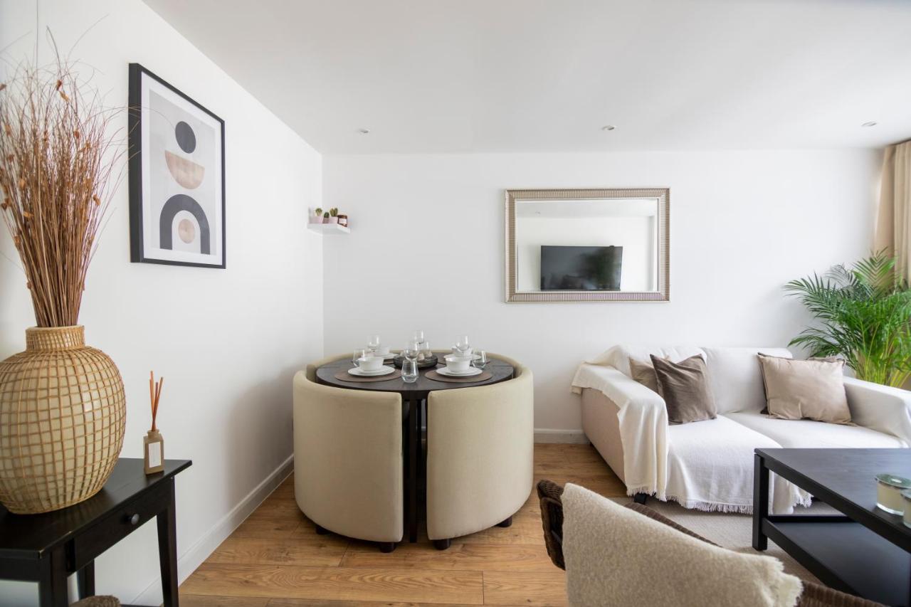 Gorgeous Modern Apartment Near Redhill Station Inc Private Garden & Parking Екстериор снимка