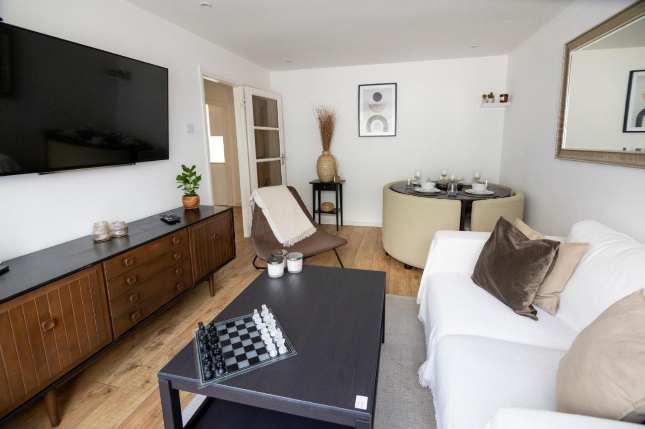 Gorgeous Modern Apartment Near Redhill Station Inc Private Garden & Parking Екстериор снимка