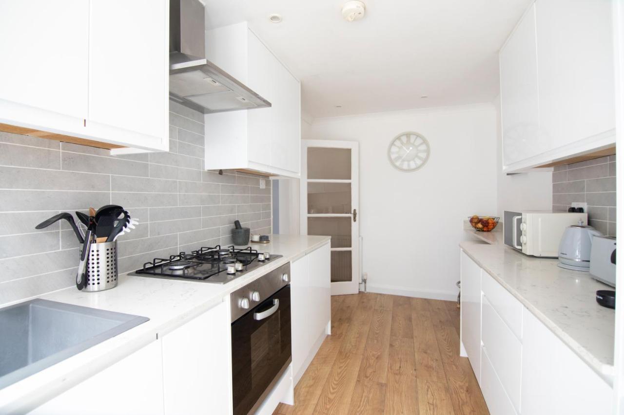 Gorgeous Modern Apartment Near Redhill Station Inc Private Garden & Parking Екстериор снимка
