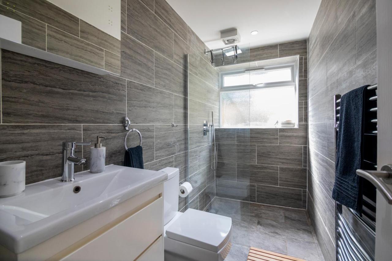 Gorgeous Modern Apartment Near Redhill Station Inc Private Garden & Parking Екстериор снимка