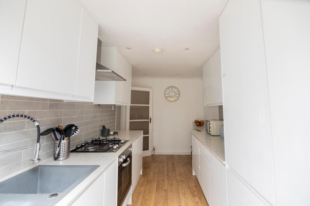 Gorgeous Modern Apartment Near Redhill Station Inc Private Garden & Parking Екстериор снимка