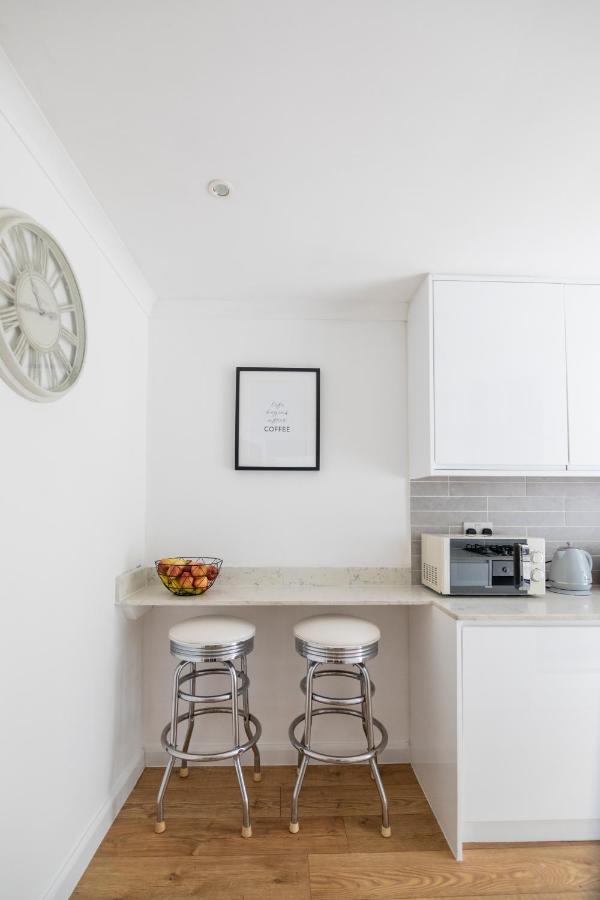 Gorgeous Modern Apartment Near Redhill Station Inc Private Garden & Parking Екстериор снимка