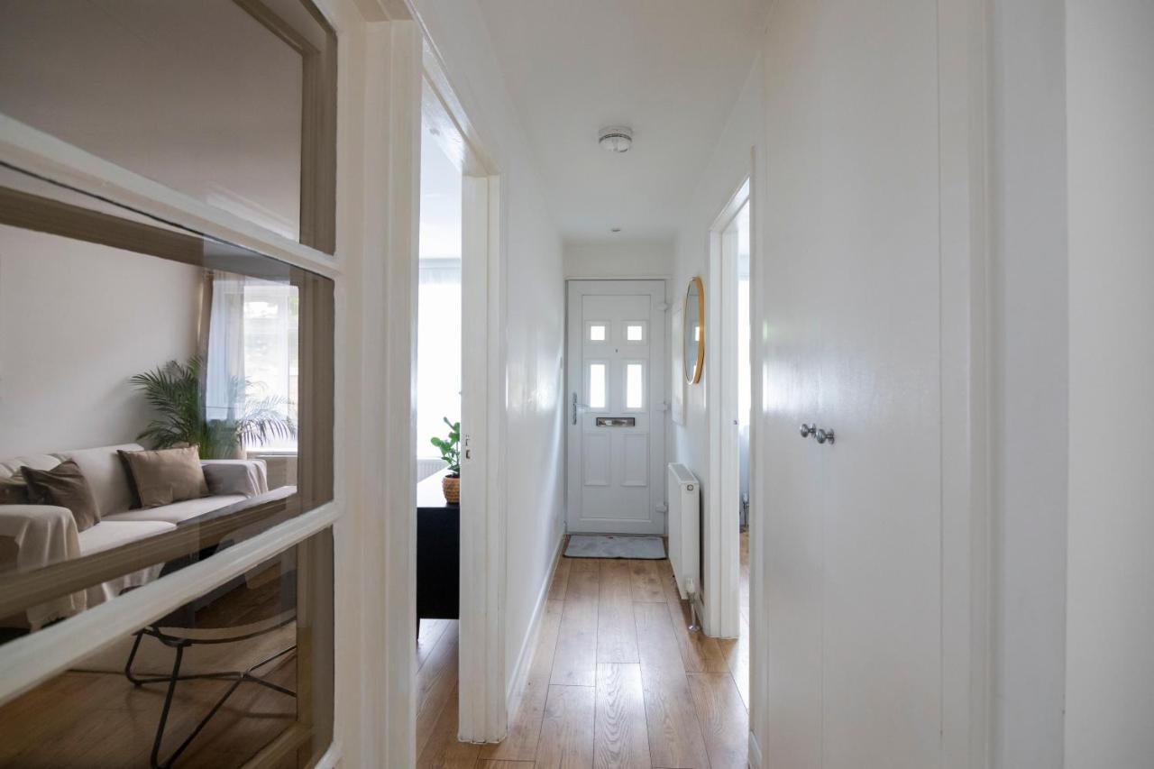 Gorgeous Modern Apartment Near Redhill Station Inc Private Garden & Parking Екстериор снимка