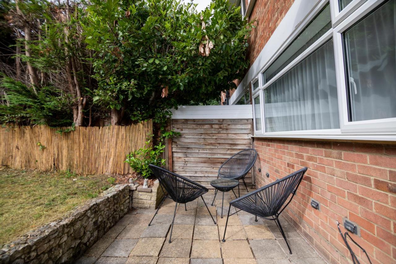 Gorgeous Modern Apartment Near Redhill Station Inc Private Garden & Parking Екстериор снимка